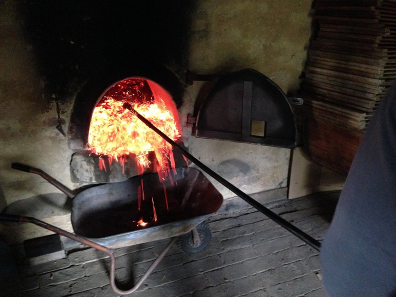 2014 09 27 Glut aus dem Backhaus Ofen herausholen 003